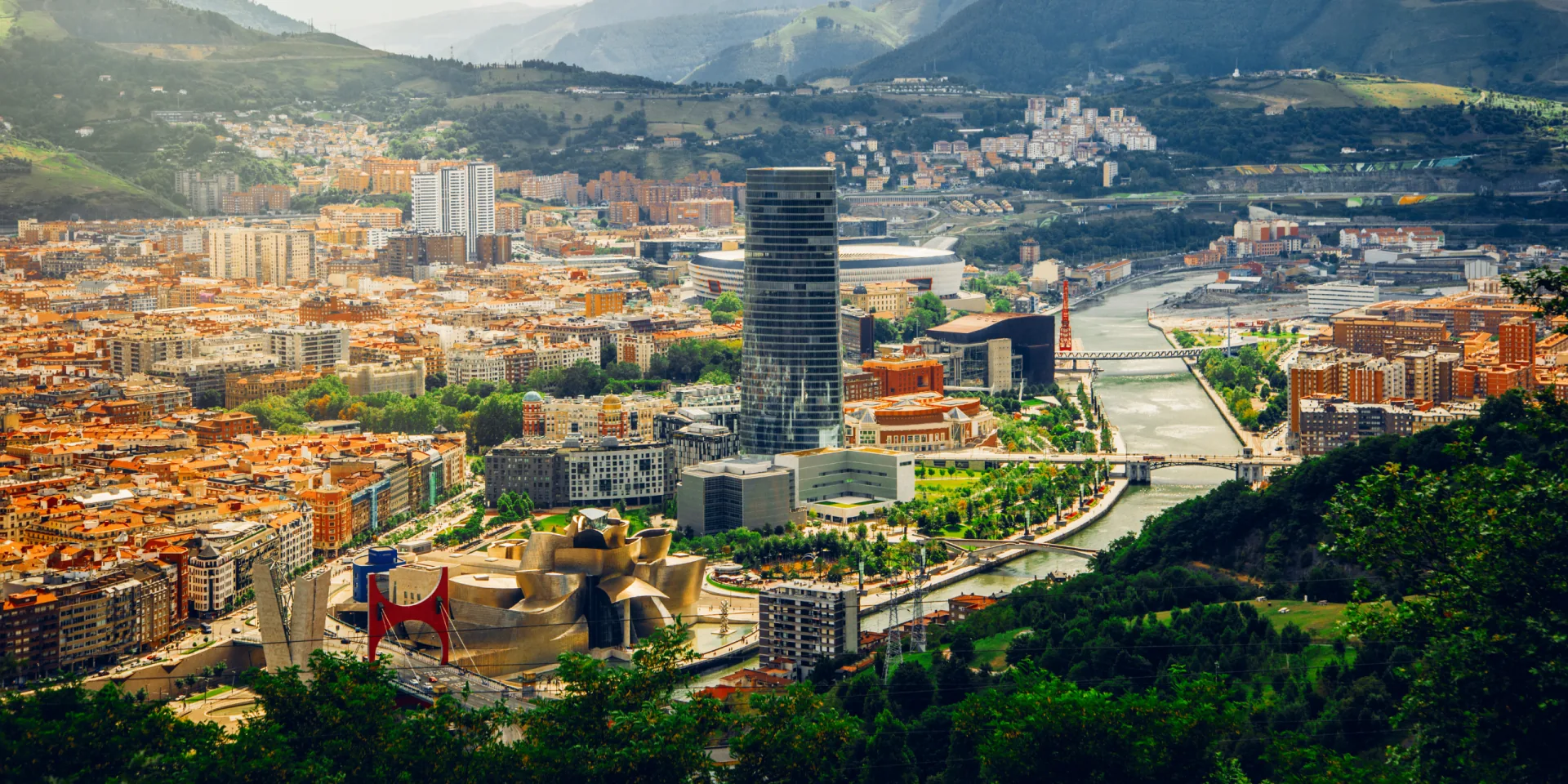 Señal de tráfico en Bizkaia con el topónimo rotulado en euskera y castellano sobre fondo verde