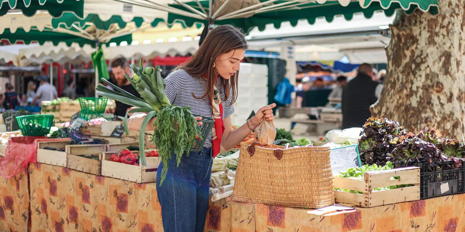 Puestos de fruta y pescado en uno de los mercados municipales de Bilbao a media mañana