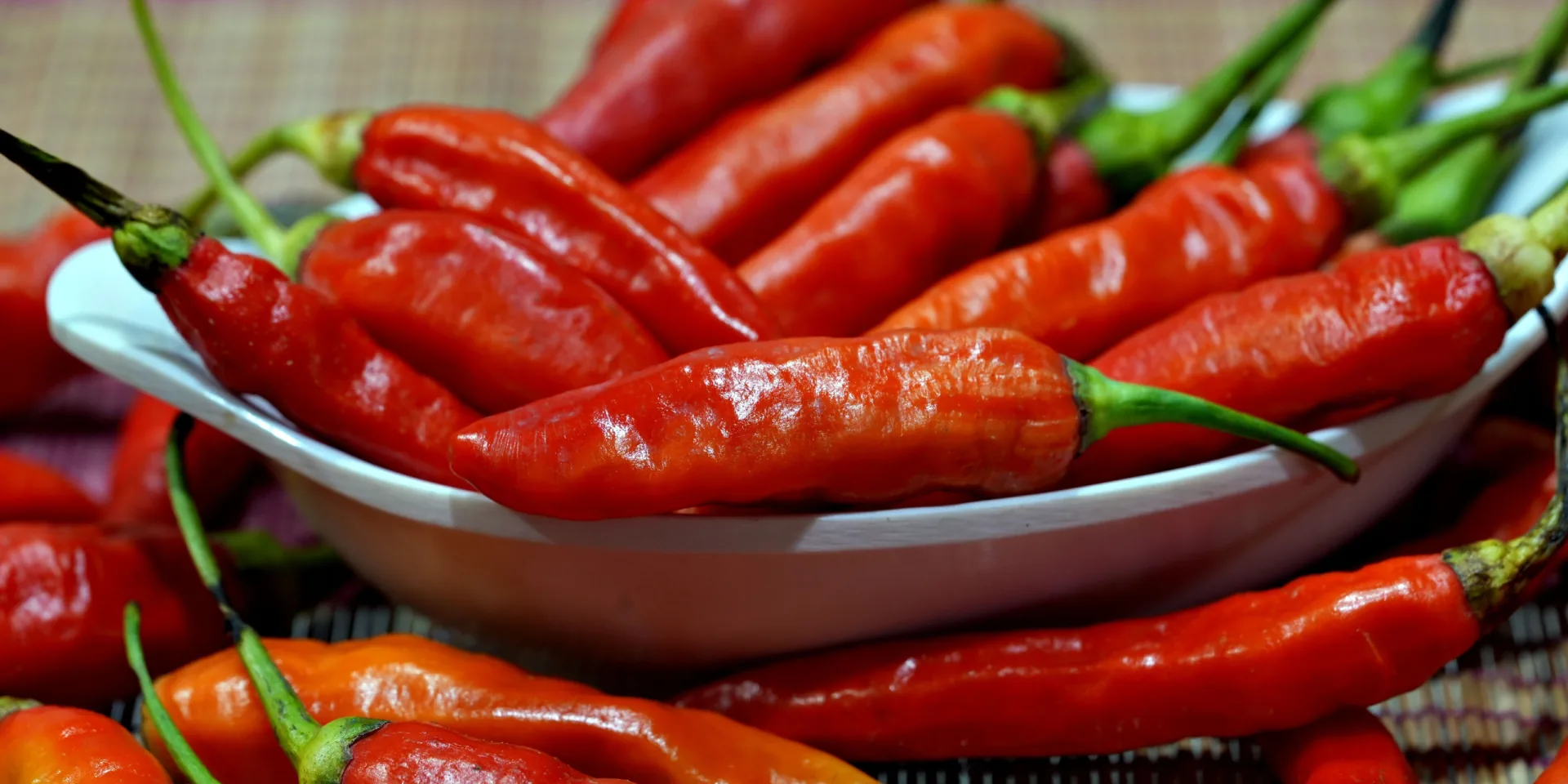 Pimientos de Gernika verdes recién recogidos, alargados y de piel fina, en una caja de mercado