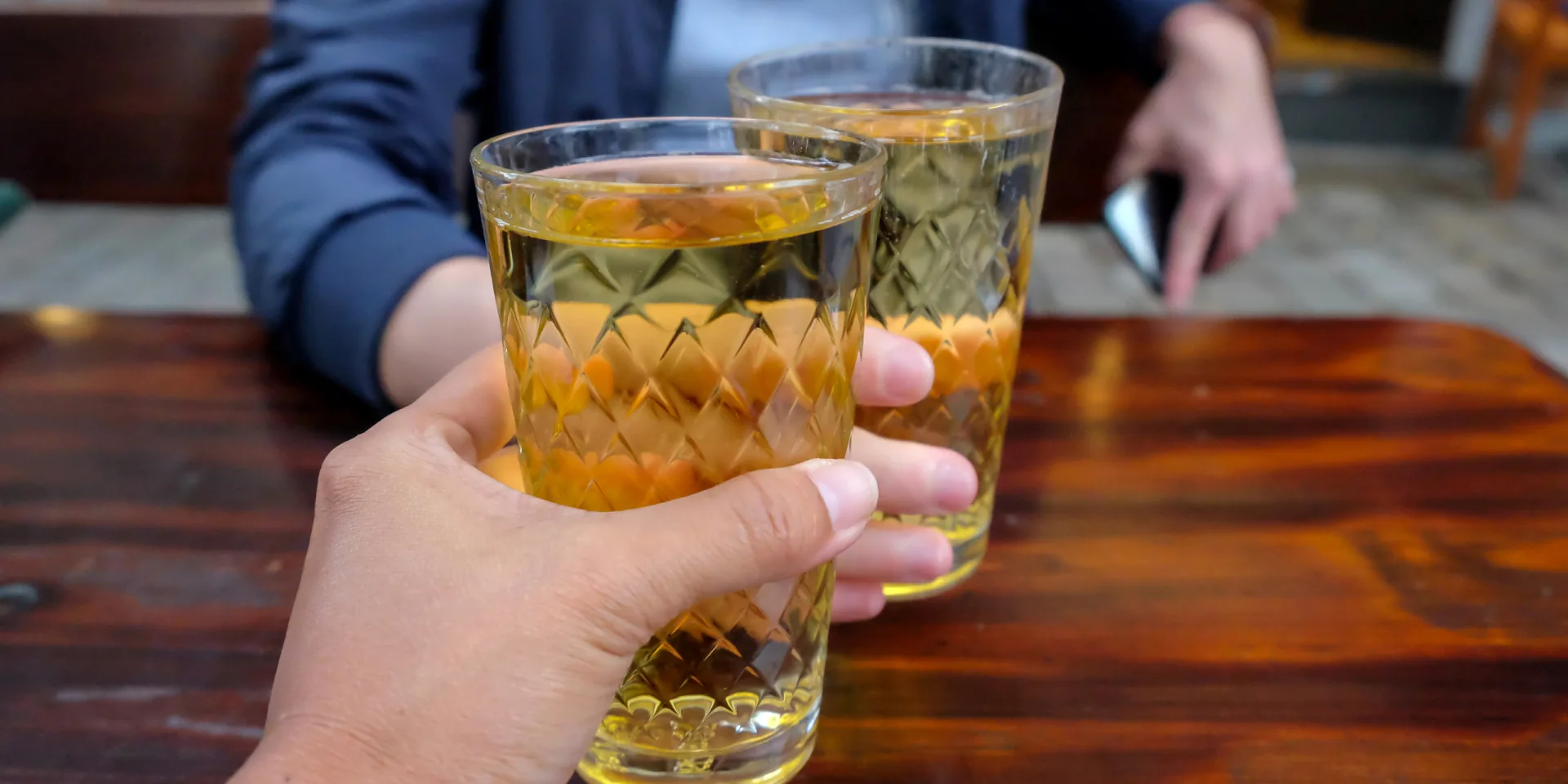 Chorro de sidra saliendo de una barrica de kupela en una sidrería vasca durante el txotx